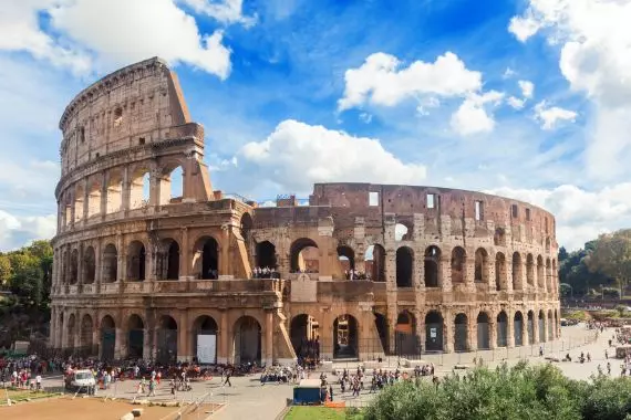 Vista frontal del Coliseo Romano