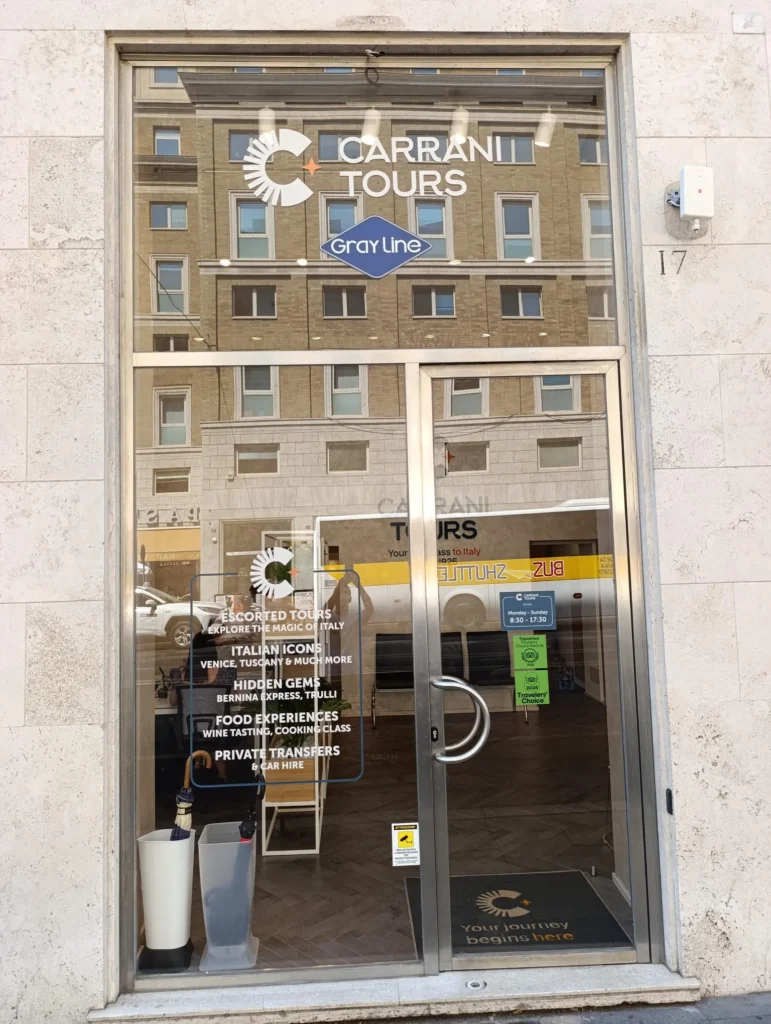 Entrada a la nueva oficina de Carrani Tours